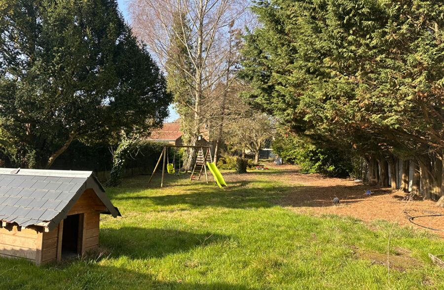 Maison semi individuelle de 144m², jardin de plus de 800m², deux garages.