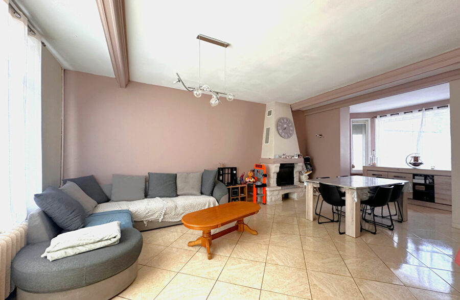 Maison semi individuelle de 144m², jardin de plus de 800m², deux garages.