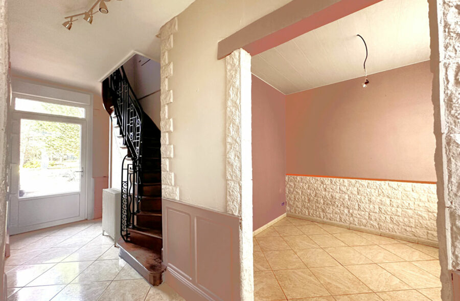 Maison semi individuelle de 144m², jardin de plus de 800m², deux garages.