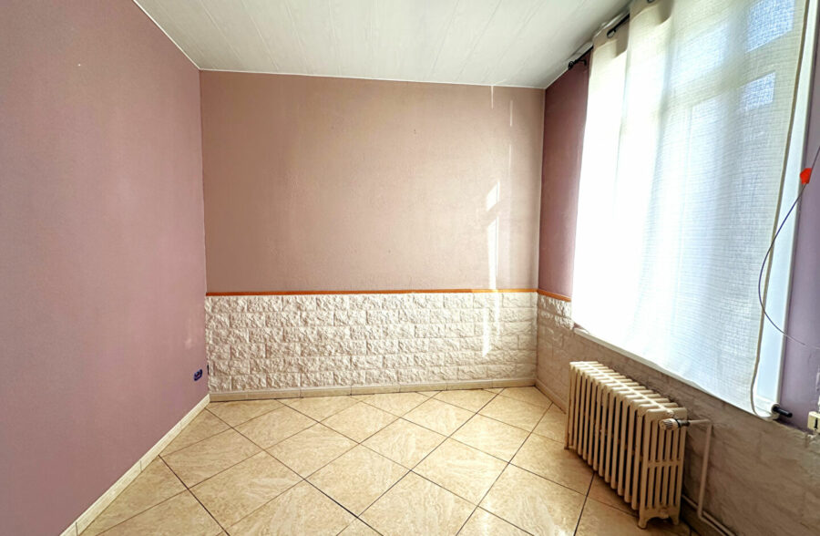 Maison semi individuelle de 144m², jardin de plus de 800m², deux garages.