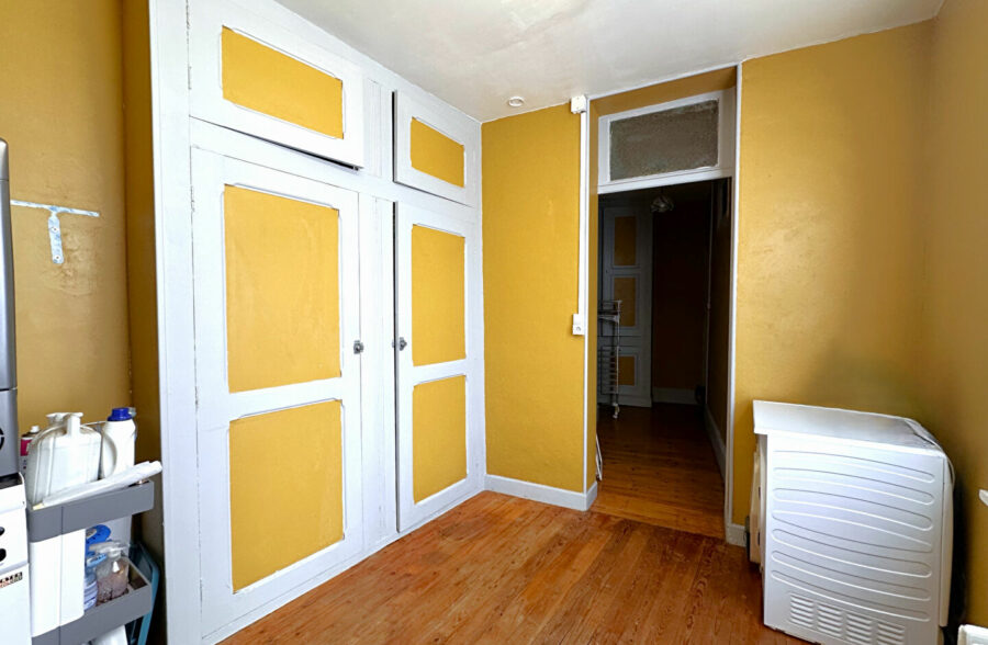 Maison semi individuelle de 144m², jardin de plus de 800m², deux garages.