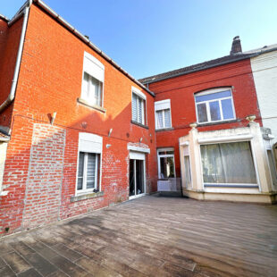 Maison semi individuelle de 144m², jardin de plus de 800m², deux garages.