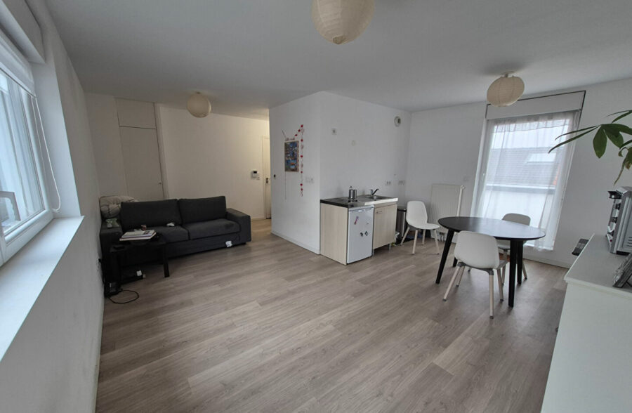 LILLE COLBERT/ GAMBETTA :Appartement T1 avec beau balcon- terrasse et parking