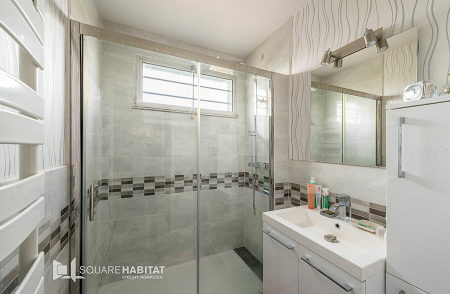 Plain pied individuel ,sous sol complet , Très bon secteur !