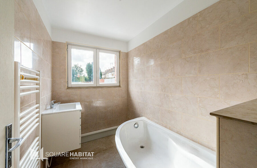 Maison de ville entièrement rénovée – 3/4 chambres +  bureau – Jardin – DPE C