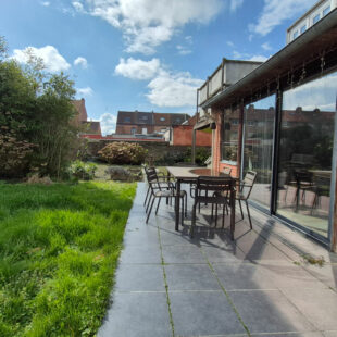 élégant  semi–plain-pied semi-individuel,  situé dans un secteur calme, avec jardin et garage.