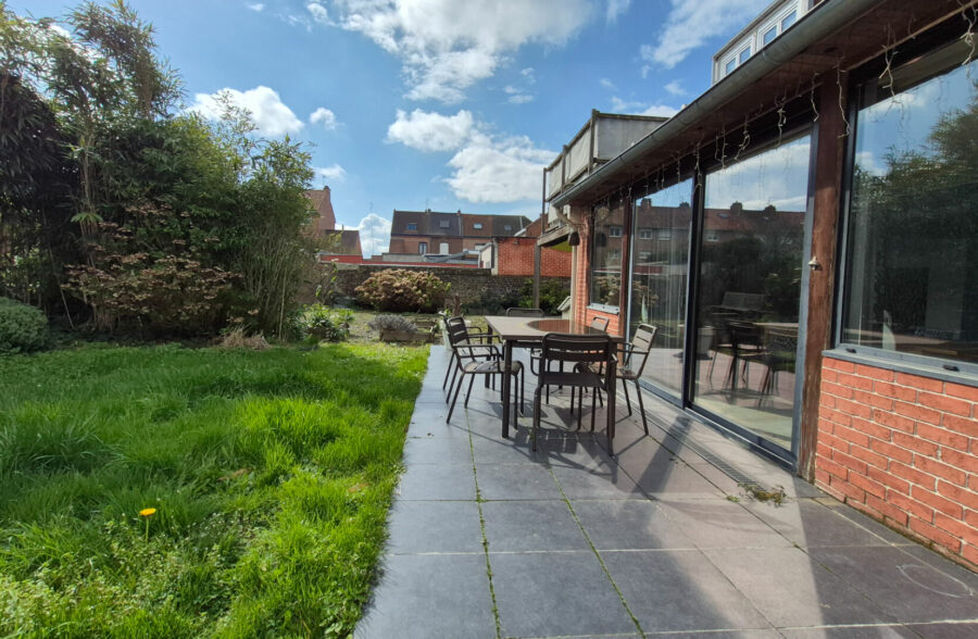 élégant  semi–plain-pied semi-individuel,  situé dans un secteur calme, avec jardin et garage.