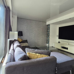 élégant  semi–plain-pied semi-individuel,  situé dans un secteur calme, avec jardin et garage.