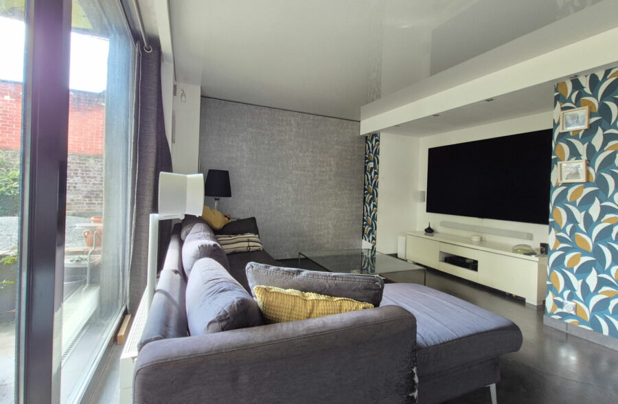 élégant  semi–plain-pied semi-individuel,  situé dans un secteur calme, avec jardin et garage.