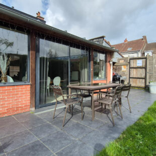 élégant  semi–plain-pied semi-individuel,  situé dans un secteur calme, avec jardin et garage.