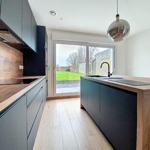 Maison entièrement rénovée en 2025, comprenant 3 chambres et un superbe jardin.