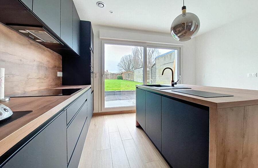 Maison entièrement rénovée en 2025, comprenant 3 chambres et un superbe jardin.