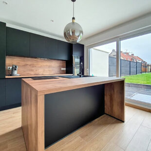 Maison entièrement rénovée en 2025, comprenant 3 chambres et un superbe jardin.