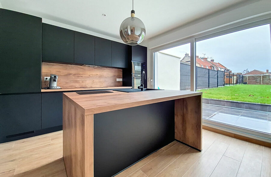 Maison entièrement rénovée en 2025, comprenant 3 chambres et un superbe jardin.