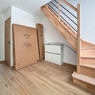 Maison entièrement rénovée en 2025, comprenant 3 chambres et un superbe jardin.