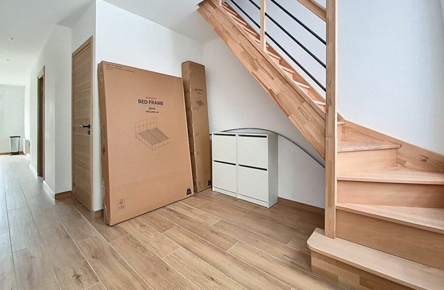 Maison entièrement rénovée en 2025, comprenant 3 chambres et un superbe jardin.