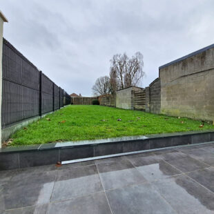 Maison entièrement rénovée en 2025, comprenant 3 chambres et un superbe jardin.