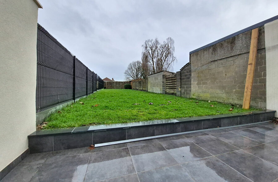 Maison entièrement rénovée en 2025, comprenant 3 chambres et un superbe jardin.