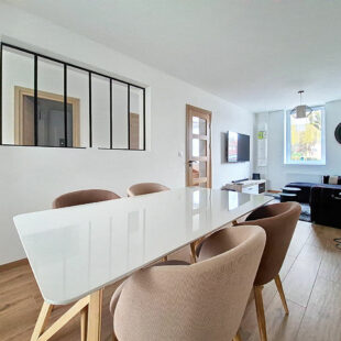 Maison entièrement rénovée en 2025, comprenant 3 chambres et un superbe jardin.