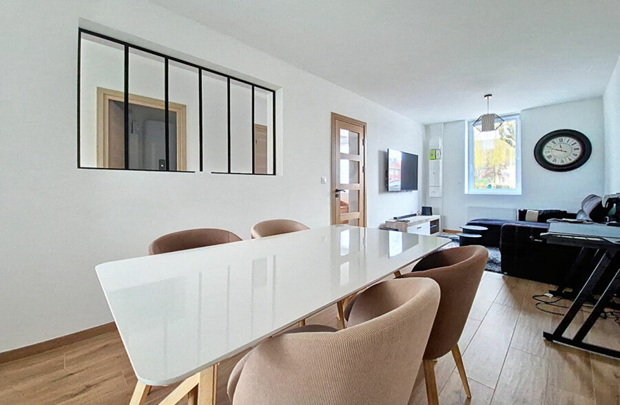 Maison entièrement rénovée en 2025, comprenant 3 chambres et un superbe jardin.