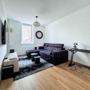 Maison entièrement rénovée en 2025, comprenant 3 chambres et un superbe jardin.