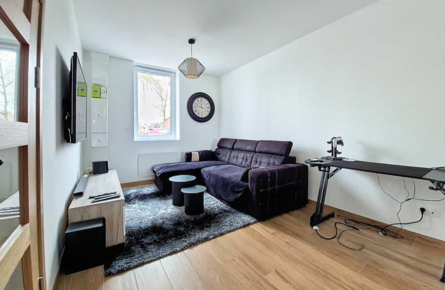 Maison entièrement rénovée en 2025, comprenant 3 chambres et un superbe jardin.