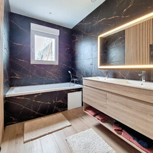 Maison entièrement rénovée en 2025, comprenant 3 chambres et un superbe jardin.