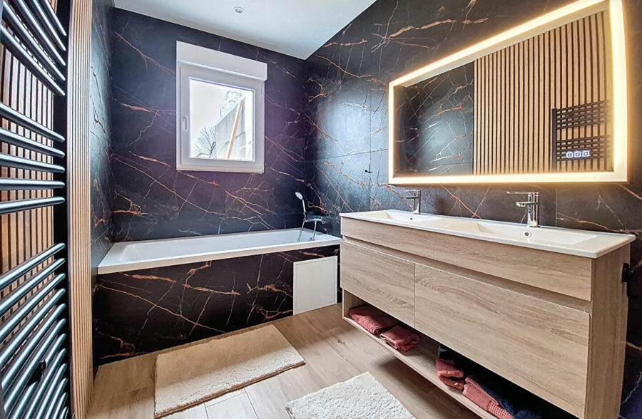 Maison entièrement rénovée en 2025, comprenant 3 chambres et un superbe jardin.