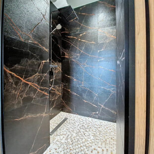 Maison entièrement rénovée en 2025, comprenant 3 chambres et un superbe jardin.