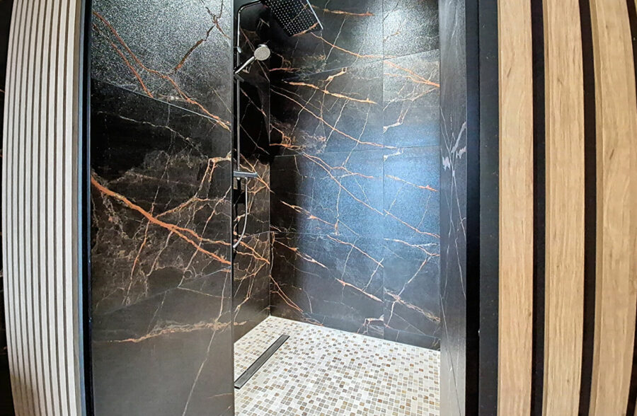 Maison entièrement rénovée en 2025, comprenant 3 chambres et un superbe jardin.