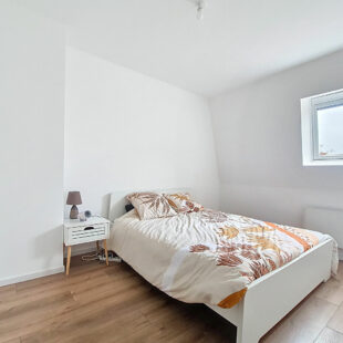 Maison entièrement rénovée en 2025, comprenant 3 chambres et un superbe jardin.