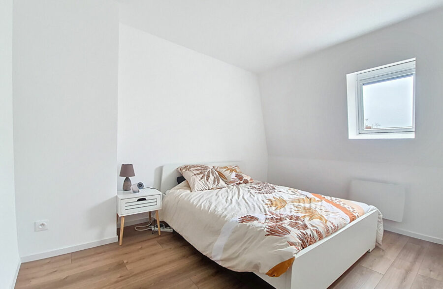 Maison entièrement rénovée en 2025, comprenant 3 chambres et un superbe jardin.