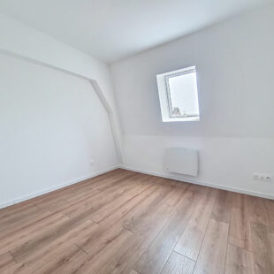 Maison entièrement rénovée en 2025, comprenant 3 chambres et un superbe jardin.