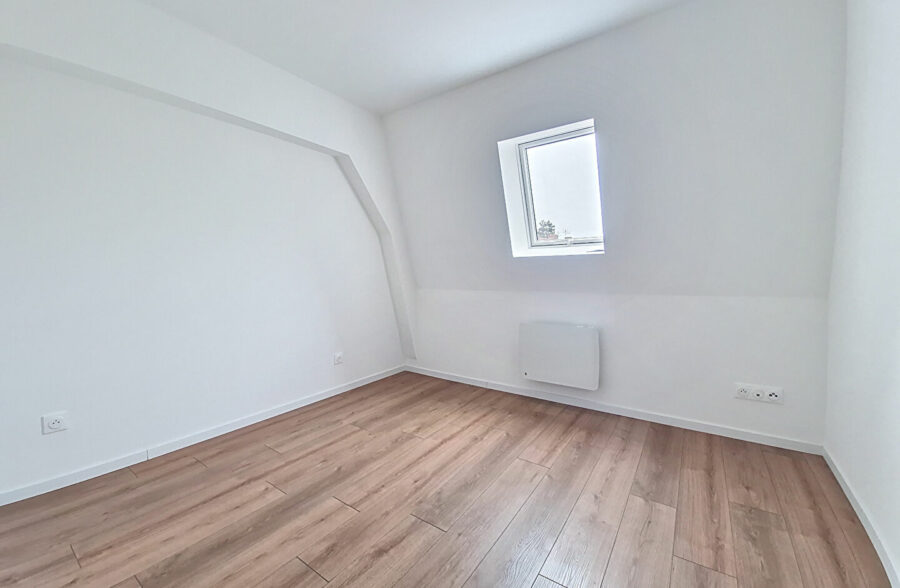 Maison entièrement rénovée en 2025, comprenant 3 chambres et un superbe jardin.