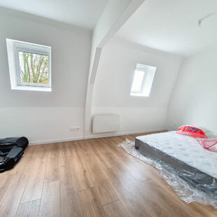 Maison entièrement rénovée en 2025, comprenant 3 chambres et un superbe jardin.