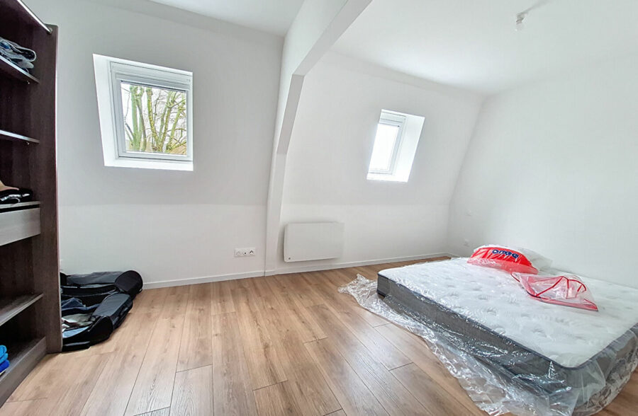 Maison entièrement rénovée en 2025, comprenant 3 chambres et un superbe jardin.