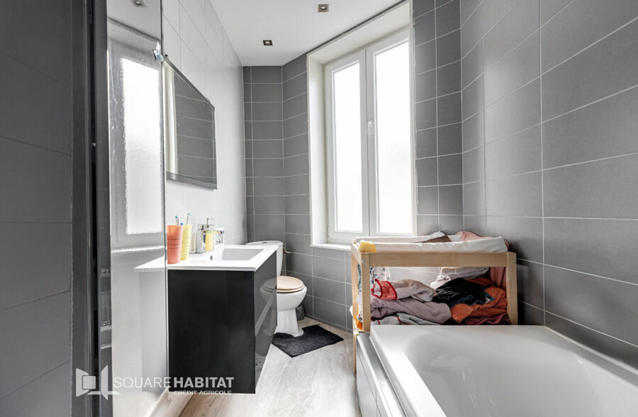 Wasquehal, Maison 2 chambres + bureau, cour et garage