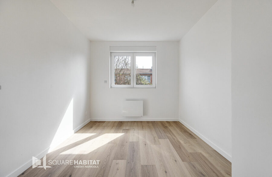 Maison des années 70-  4 chs jardin + garage proche tramway