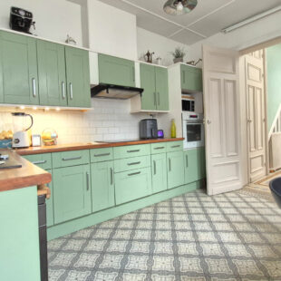 Un ensemble spacieux et élégant, alliant le cachet de l’ancien et le confort du moderne, comprenant quatre chambres spacieuses ainsi qu’un jardin.