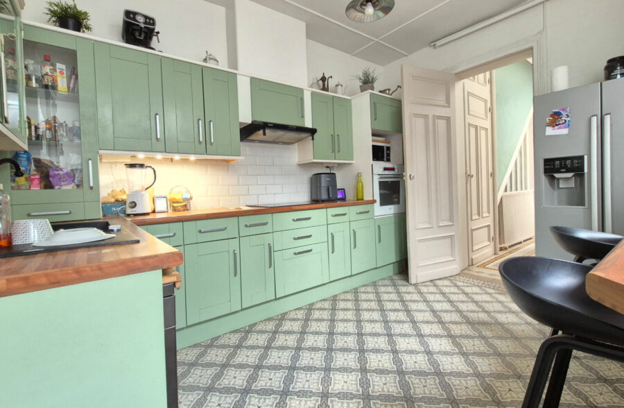 Un ensemble spacieux et élégant, alliant le cachet de l’ancien et le confort du moderne, comprenant quatre chambres spacieuses ainsi qu’un jardin.