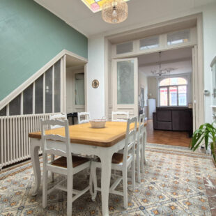 Un ensemble spacieux et élégant, alliant le cachet de l’ancien et le confort du moderne, comprenant quatre chambres spacieuses ainsi qu’un jardin.