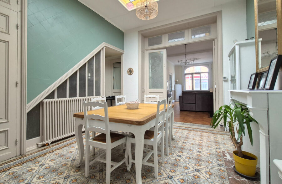 Un ensemble spacieux et élégant, alliant le cachet de l’ancien et le confort du moderne, comprenant quatre chambres spacieuses ainsi qu’un jardin.