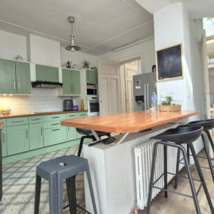 Un ensemble spacieux et élégant, alliant le cachet de l’ancien et le confort du moderne, comprenant quatre chambres spacieuses ainsi qu’un jardin.