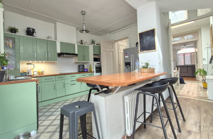 Un ensemble spacieux et élégant, alliant le cachet de l’ancien et le confort du moderne, comprenant quatre chambres spacieuses ainsi qu’un jardin.