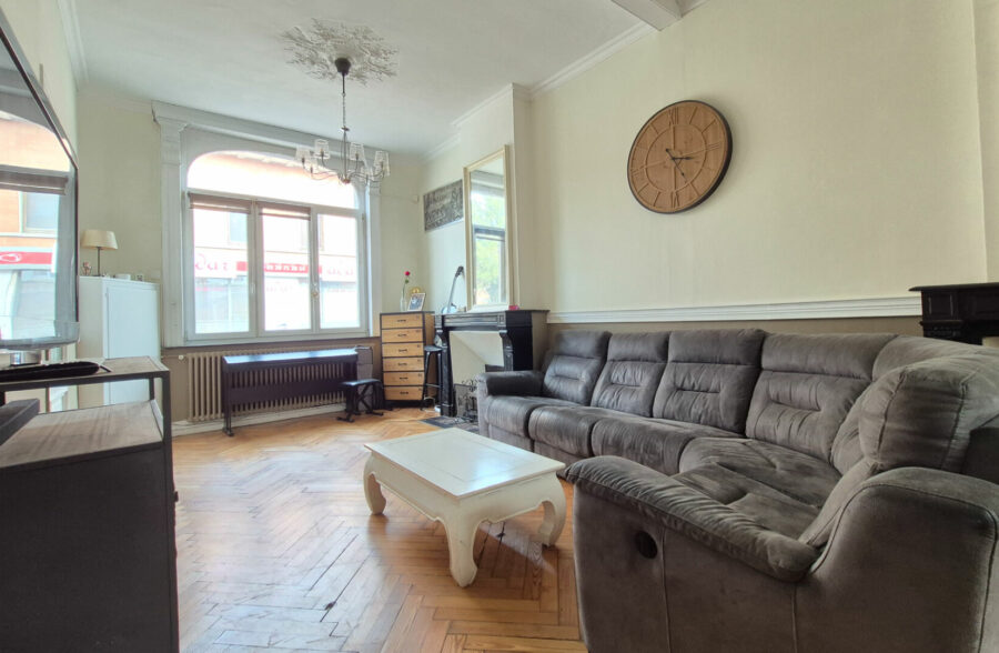 Un ensemble spacieux et élégant, alliant le cachet de l’ancien et le confort du moderne, comprenant quatre chambres spacieuses ainsi qu’un jardin.