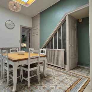 Un ensemble spacieux et élégant, alliant le cachet de l’ancien et le confort du moderne, comprenant quatre chambres spacieuses ainsi qu’un jardin.