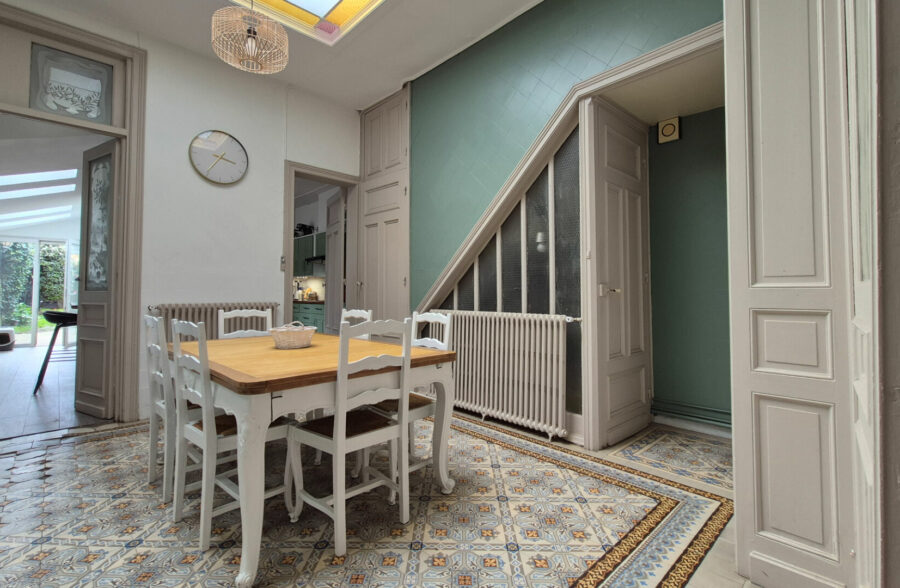 Un ensemble spacieux et élégant, alliant le cachet de l’ancien et le confort du moderne, comprenant quatre chambres spacieuses ainsi qu’un jardin.