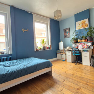 Un ensemble spacieux et élégant, alliant le cachet de l’ancien et le confort du moderne, comprenant quatre chambres spacieuses ainsi qu’un jardin.