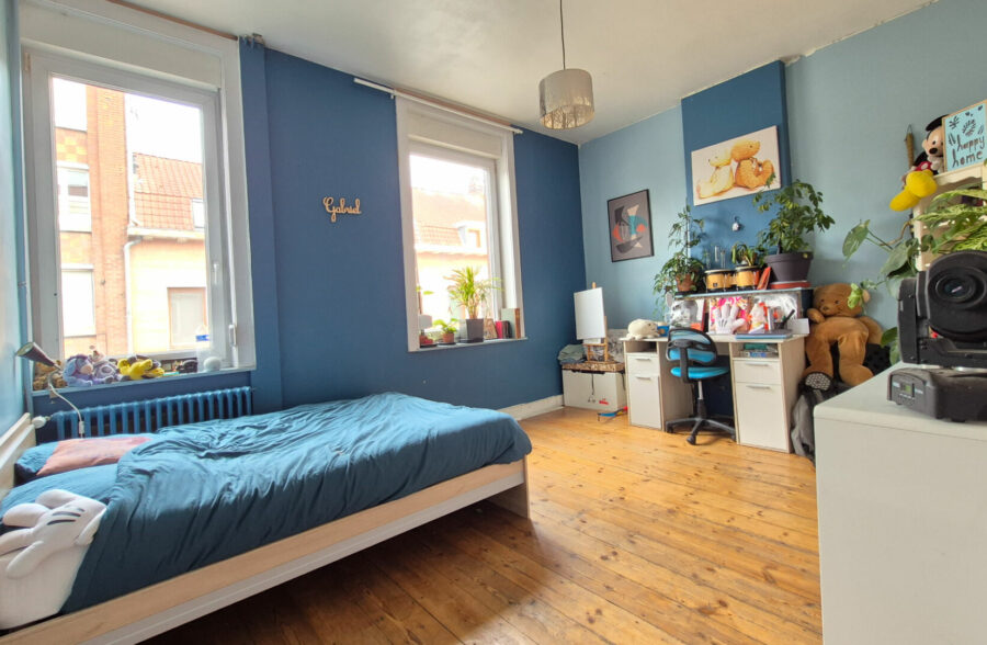 Un ensemble spacieux et élégant, alliant le cachet de l’ancien et le confort du moderne, comprenant quatre chambres spacieuses ainsi qu’un jardin.