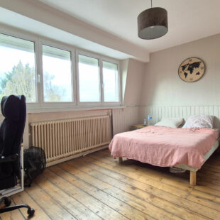 Un ensemble spacieux et élégant, alliant le cachet de l’ancien et le confort du moderne, comprenant quatre chambres spacieuses ainsi qu’un jardin.